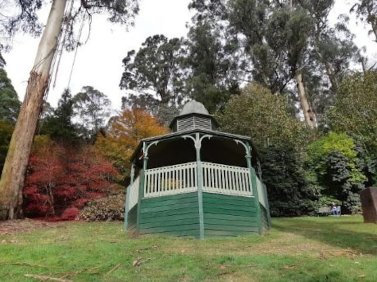 Alfred Nicholas Memorial Garden-5